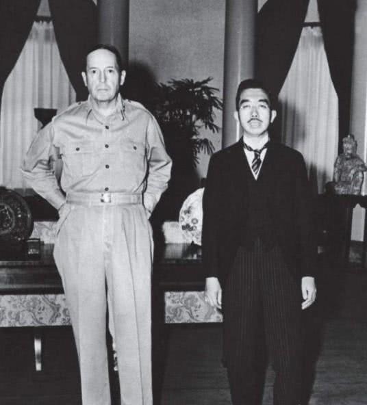 麦克阿瑟当年各种羞辱日本天皇，为何临走时百万日本人为他送行