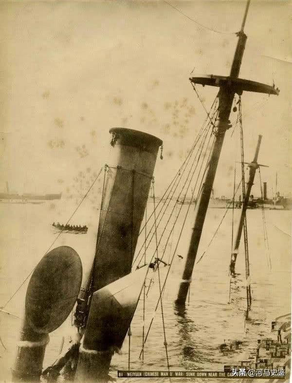 甲午中日战争老照片：满地清兵的尸体，正在沉没的北洋水师威远号