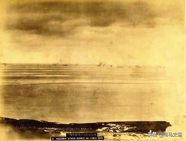甲午中日战争老照片：满地清兵的尸体，正在沉没的北洋水师威远号