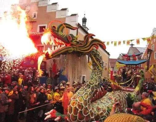 远在欧洲的中国镇，至今保留着春节的传统，仪式比中国还隆重