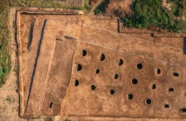 西安市一片麦田中，发现21个神秘天坑，考古队：下面埋着芈月墓